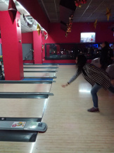 Genitori, ragazzi ed allenatori si sfidano a bowling.