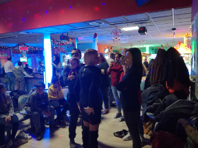 Genitori, ragazzi ed allenatori si sfidano a bowling.