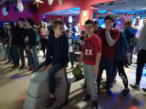 Genitori, ragazzi ed allenatori si sfidano a bowling.