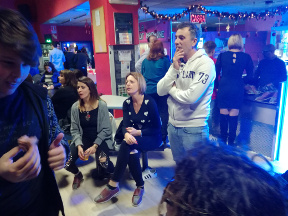 Genitori, ragazzi ed allenatori si sfidano a bowling.