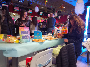 Genitori, ragazzi ed allenatori si sfidano a bowling.