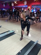 Genitori, ragazzi ed allenatori si sfidano a bowling.