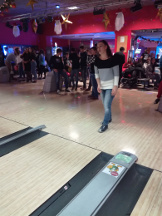 Genitori, ragazzi ed allenatori si sfidano a bowling.