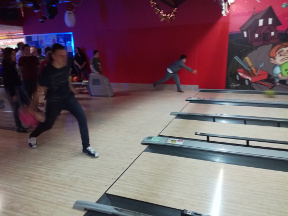 Genitori, ragazzi ed allenatori si sfidano a bowling.