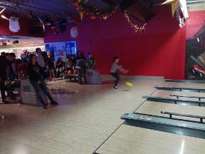 Genitori, ragazzi ed allenatori si sfidano a bowling.