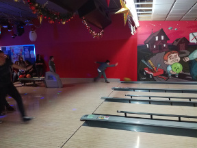 Genitori, ragazzi ed allenatori si sfidano a bowling.