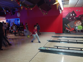 Genitori, ragazzi ed allenatori si sfidano a bowling.