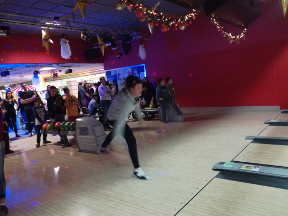 Genitori, ragazzi ed allenatori si sfidano a bowling.