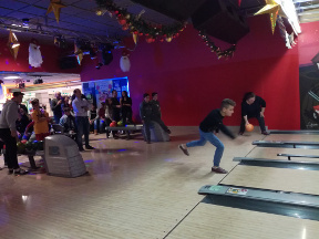 Genitori, ragazzi ed allenatori si sfidano a bowling.