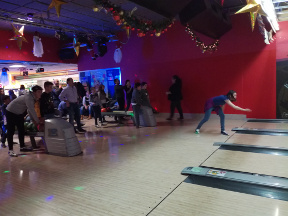 Genitori, ragazzi ed allenatori si sfidano a bowling.