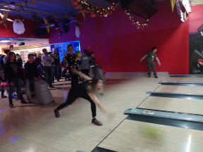 Genitori, ragazzi ed allenatori si sfidano a bowling.