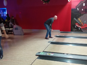 Genitori, ragazzi ed allenatori si sfidano a bowling.