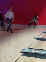Genitori, ragazzi ed allenatori si sfidano a bowling.