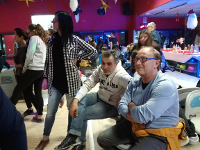 Genitori, ragazzi ed allenatori si sfidano a bowling.