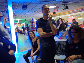 Genitori, ragazzi ed allenatori si sfidano a bowling.