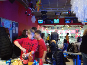 Genitori, ragazzi ed allenatori si sfidano a bowling.