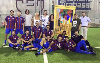 Foto ricordo con il palio del Torneo di Calciotto dei Sestieri - Memorial Umberto Fattori