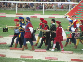 Esibizione degli sbandieratori e dei musici dei 6 sestieri.