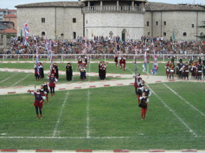 Esibizione degli sbandieratori e dei musici dei 6 sestieri.
