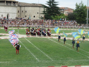Esibizione degli sbandieratori e dei musici dei 6 sestieri.