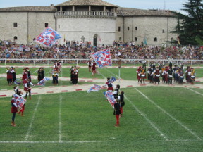 Esibizione degli sbandieratori e dei musici dei 6 sestieri.