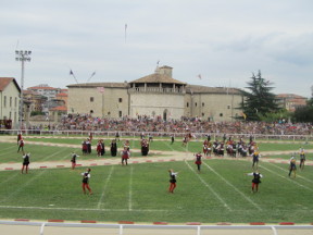 Esibizione degli sbandieratori e dei musici dei 6 sestieri.