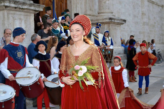 I musici accolgono la dama Alice Di Addezio.