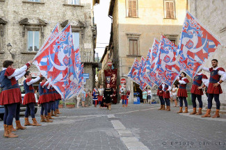 Gli sbandieratori accolgono il gonfalone.