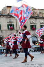 Gli sbandieratori in Piazza del Popolo.