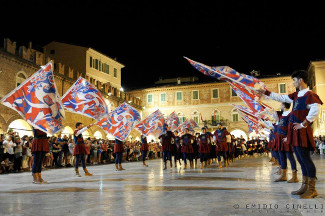 Gli sbandieratori omaggiano i musici in Piazza del Popolo.