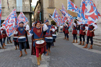 Gli sbandieratori accolgono i musici.