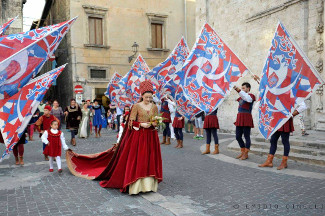 Gli sbandieratori accolgono la dama Alice Di Addezio.