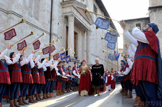 I musici accolgono la dama Alice Di Addezio accompagnata dal console Luigi Tulli.