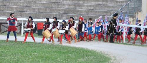 La Scuola Sbandieratori e Musici del Sestiere di Porta Romana entra al Campo Squarcia.