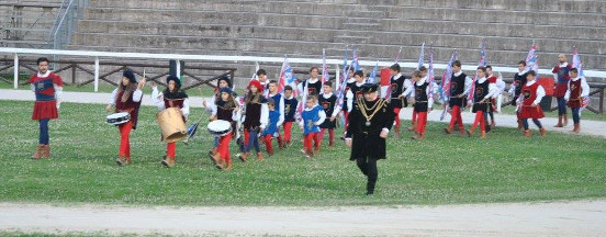 La Scuola Sbandieratori e Musici del Sestiere di Porta Romana entra al Campo Squarcia.