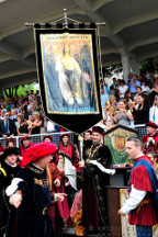 Il Magnifico Messere Guido Castelli consegna il palio al Sestiere di Porta Romana.