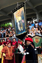 Il Console del Sestiere Porta Romana Luigi Tulli riceve il palio.