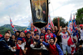 Foto ricordo dei sestieranti di Porta Romana con il palio appena ricevuto.