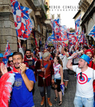 I figuranti rientrano festeggiando al proprio sestiere.