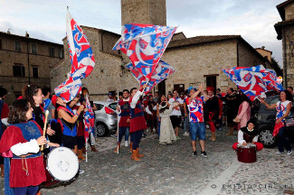 I figuranti rientrano festeggiando al proprio sestiere.