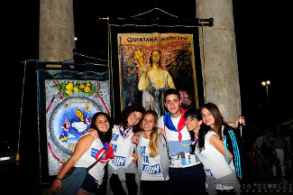 Foto ricordo con il palio Sbandieratori & Musici e con il palio Quintana di Agosto.