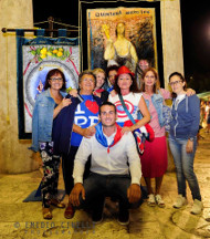 Foto ricordo con il palio Sbandieratori & Musici e con il palio Quintana di Agosto.