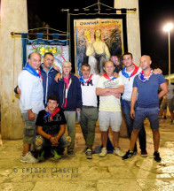 Foto ricordo con il palio Sbandieratori & Musici e con il palio Quintana di Agosto.