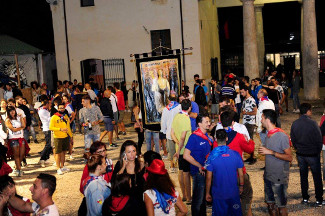 Foto ricordo con il palio Sbandieratori & Musici e con il palio Quintana di Agosto.