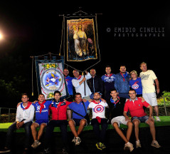 Foto di gruppo dei consiglieri con il palio Sbandieratori & Musici e con il palio Quintana di Agosto.