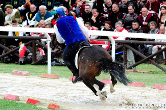 Il cavaliere Fabio Picchioni del Sestiere Porta Romana alla curva del Cassero durante la 1^ tornata.
