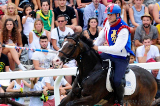 Il cavaliere Fabio Picchioni del Sestiere Porta Romana alla curva del Carmine durante la 1^ tornata.