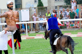 Il cavaliere Fabio Picchioni del Sestiere Porta Romana al bersaglio durante la 1^ tornata.
