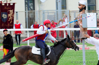 Il cavaliere Fabio Picchioni del Sestiere Porta Romana al bersaglio durante la 1^ tornata.