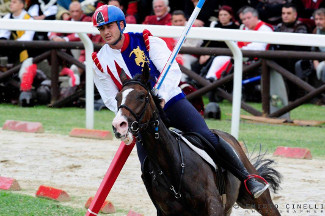 Il cavaliere Fabio Picchioni del Sestiere Porta Romana alla curva del Cassero durante la 1^ tornata.